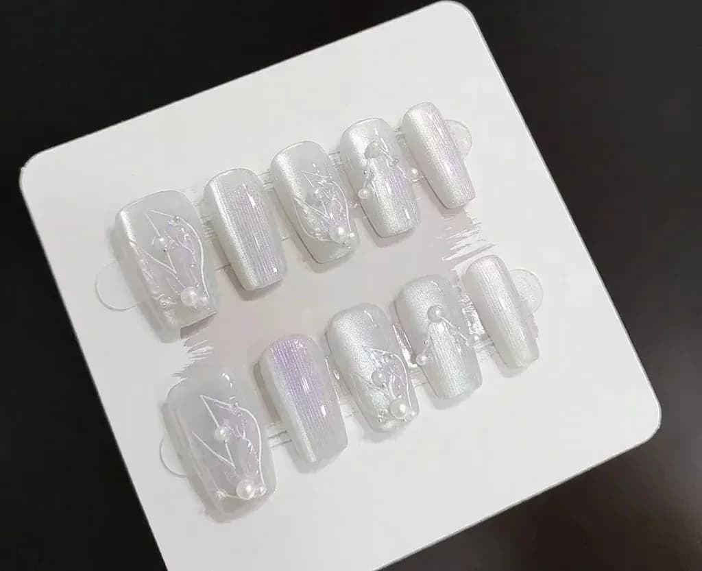 Móng Tay Đeo Sẵn Mắt Mèo Nàng Tiên Cá Bạc Trắng Gắn Ngọc Trai