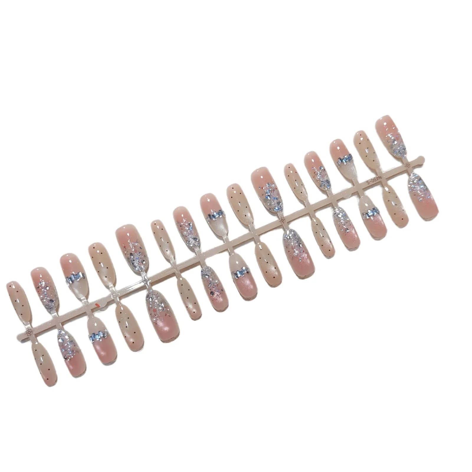 Móng tay giả dán màu nude nhũ bạc hiệu ứng mắt mèo, hình oval vừa
