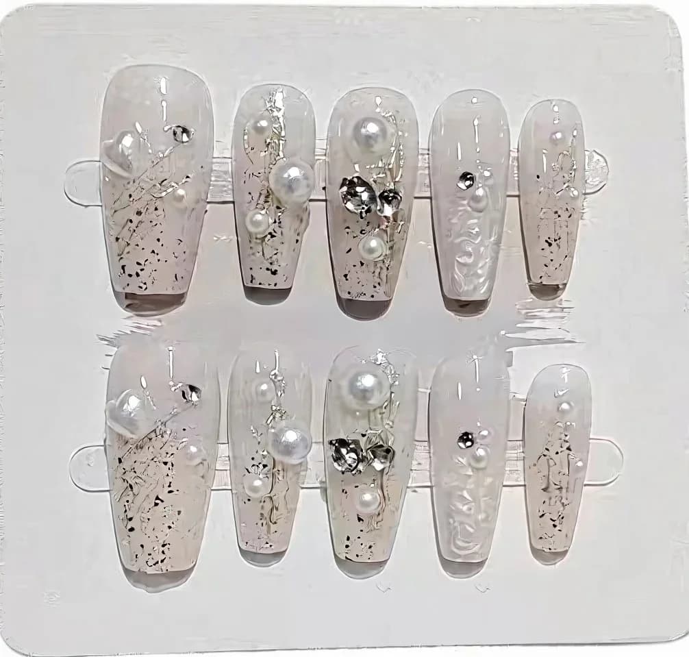 Móng tay giả đính ngọc trai và đá rhinestone, dạng thon trung bình