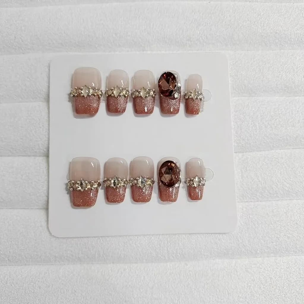Móng tay giả French tip hiệu ứng mắt mèo đính đá