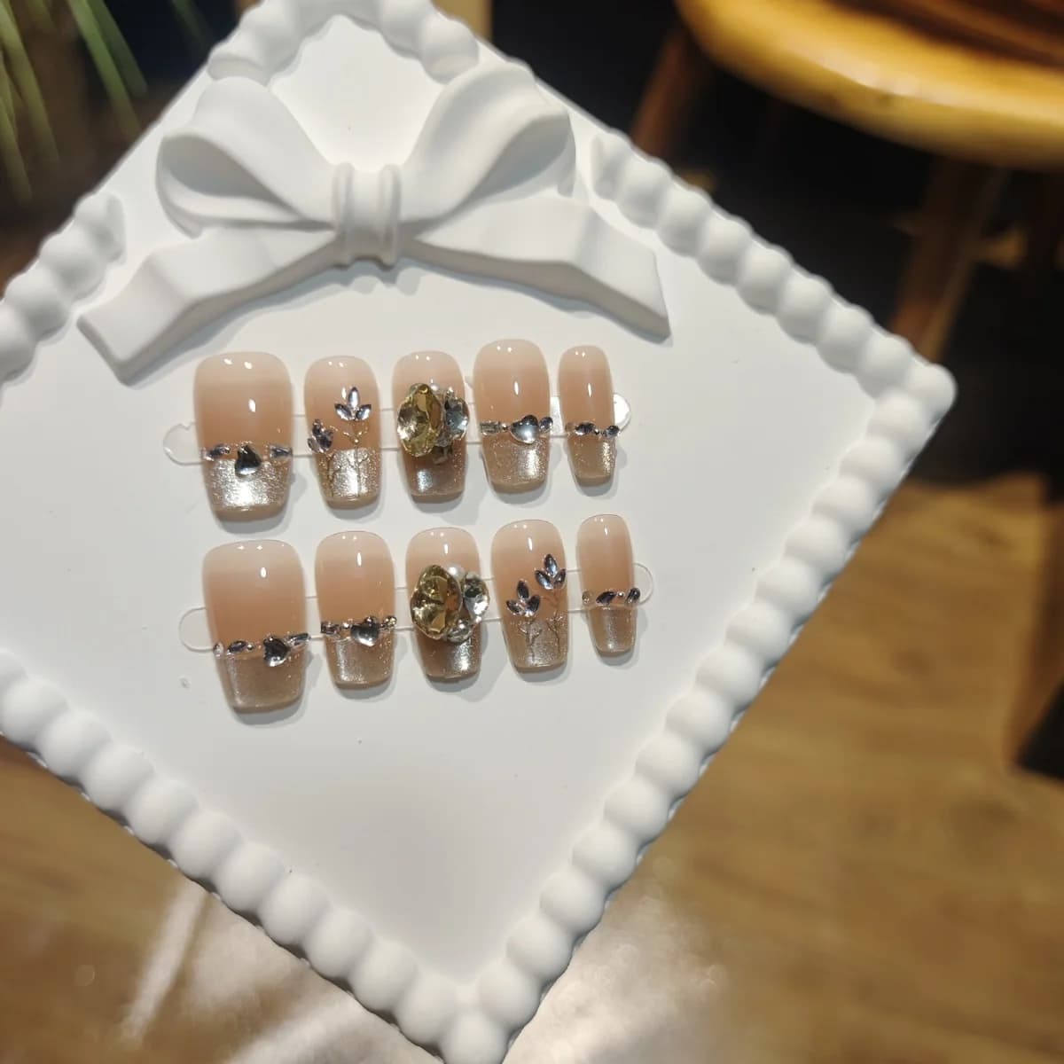 Móng Tay Đeo Sẵn Hoa Hồng Nhũ Hình Coffin Ngắn Với Đá Rhinestone
