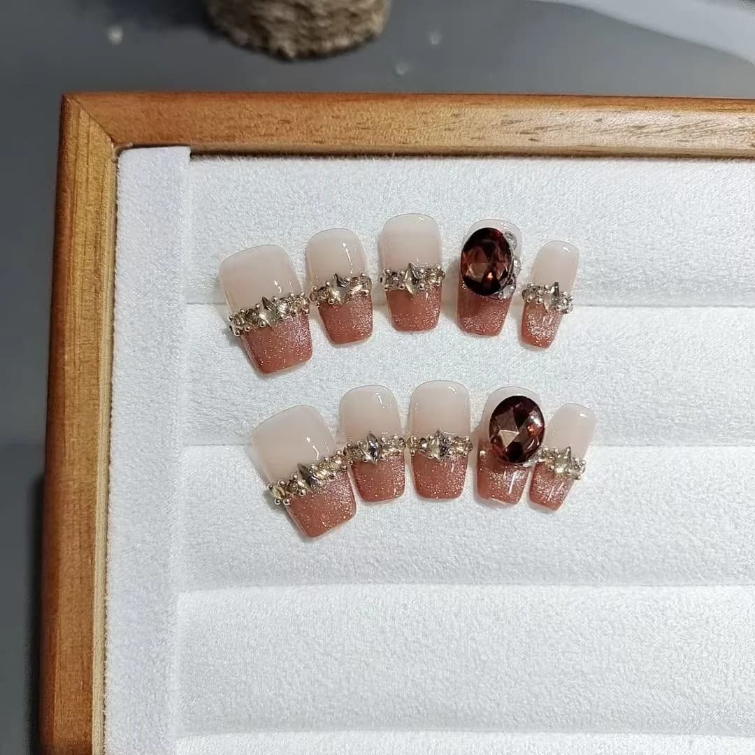 Móng tay giả French tip hiệu ứng mắt mèo đính đá