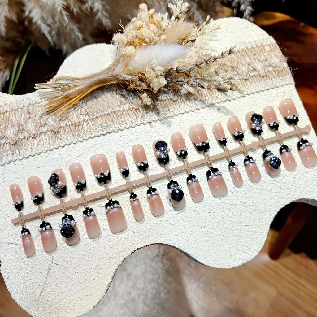 Móng Tay Dán Mắt Mèo Đen Đính Ngọc Trai và Đá Rhinestone