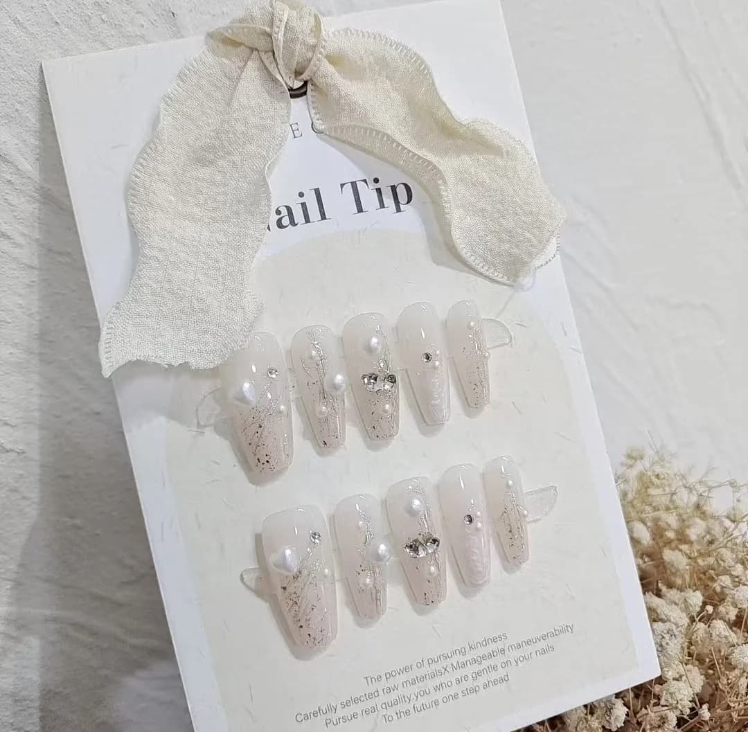 Móng tay giả đính ngọc trai và đá rhinestone, dạng thon trung bình
