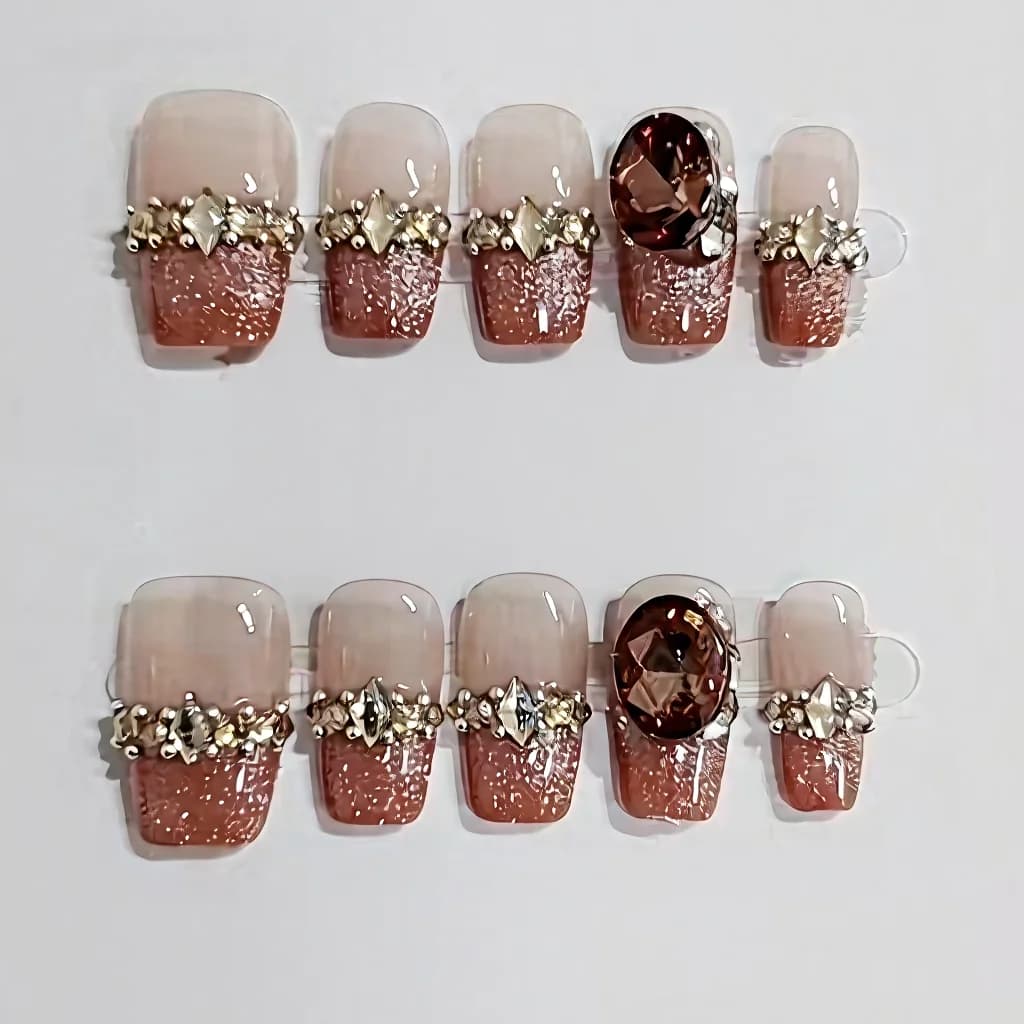 Móng tay giả French tip hiệu ứng mắt mèo đính đá