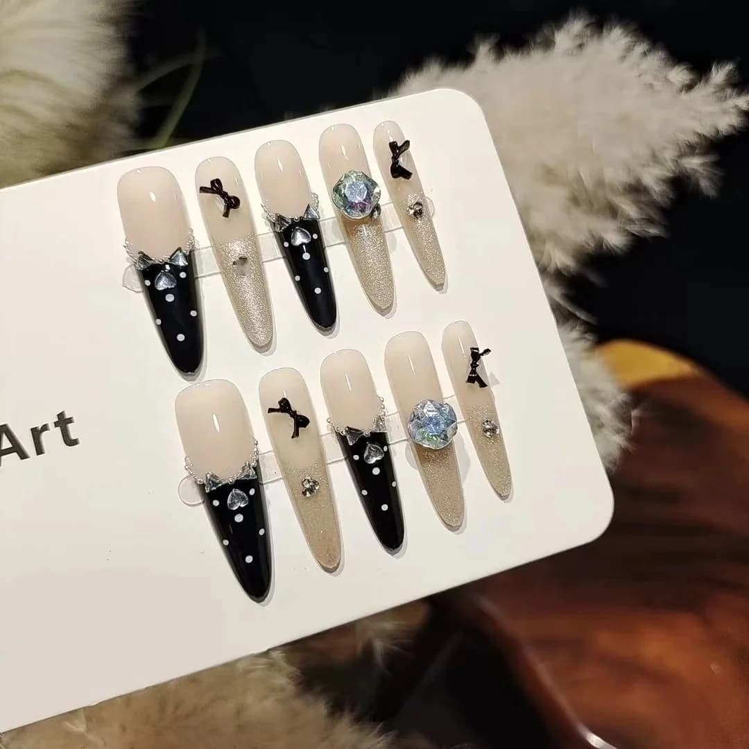 Móng đính sẵn bướm đen đính đá, manicure nhũ mắt mèo