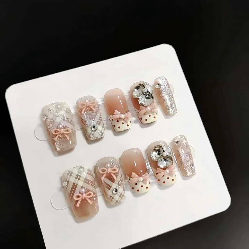 Móng Tay Đeo Sẵn French Tip Creamy Lily Cat Eye Dáng Coffin Ngắn 30 Miếng