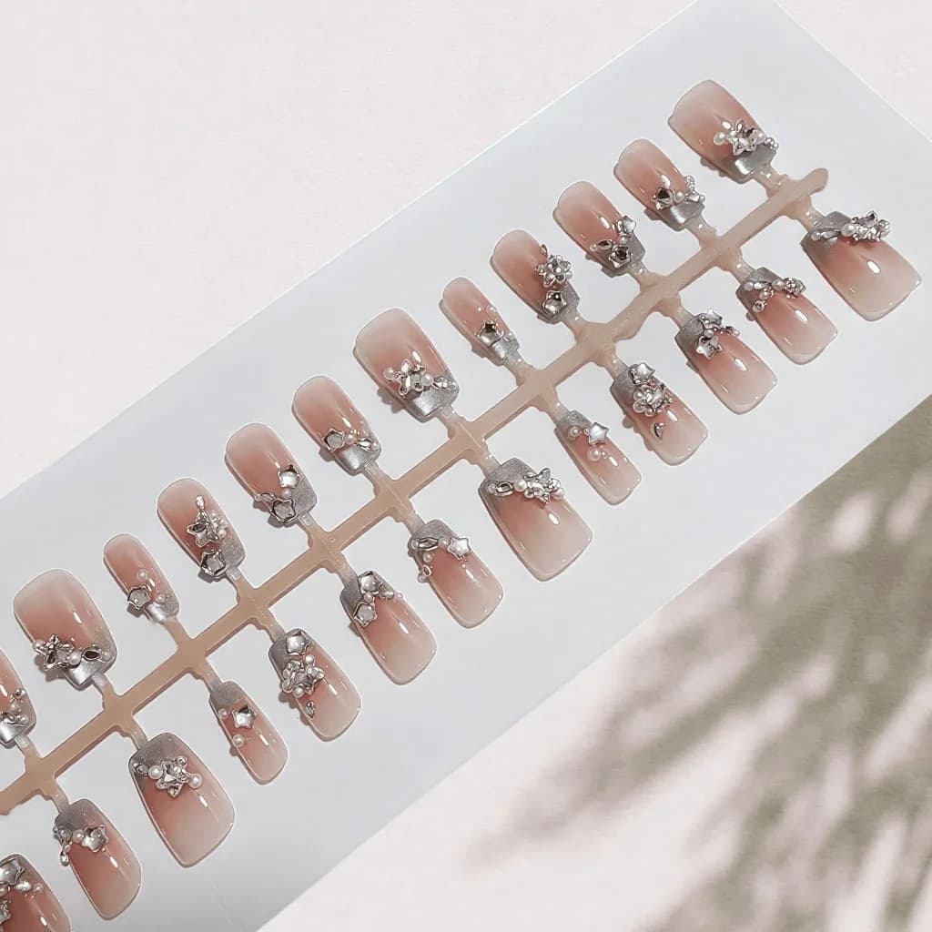 Móng Tay Đính Sẵn Mũi Pháp Hoa Hồng Xanh Với Ngọc Trai Và Đá Pha Lê