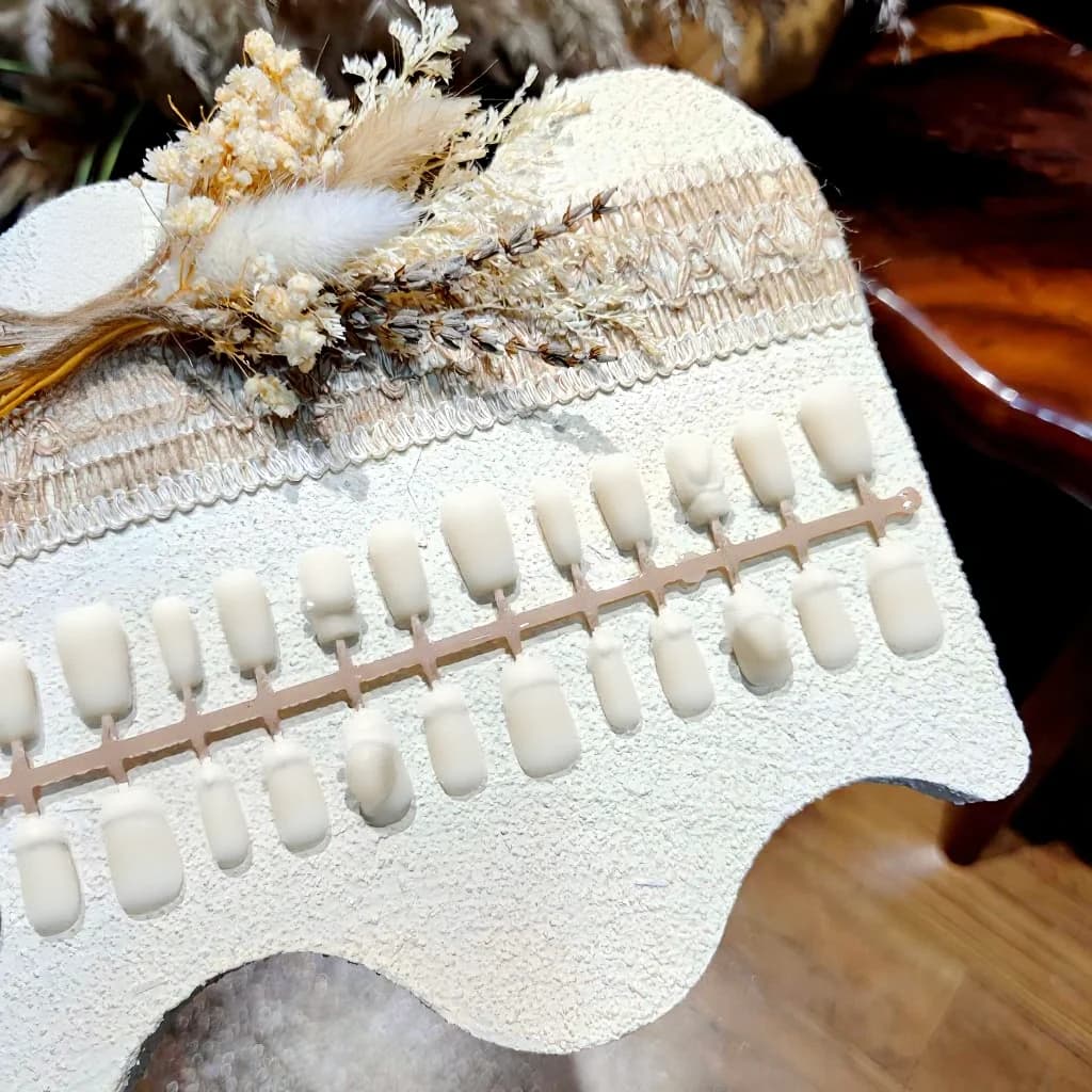 Móng Tay Dán Mắt Mèo Đen Đính Ngọc Trai và Đá Rhinestone