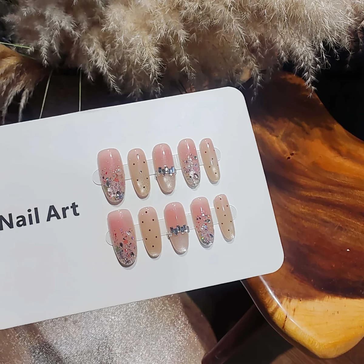 Móng tay giả dán màu nude nhũ bạc hiệu ứng mắt mèo, hình oval vừa