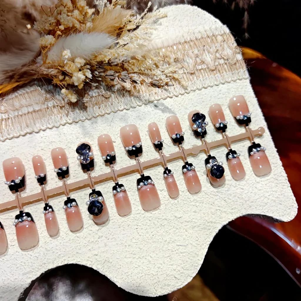 Móng Tay Dán Mắt Mèo Đen Đính Ngọc Trai và Đá Rhinestone