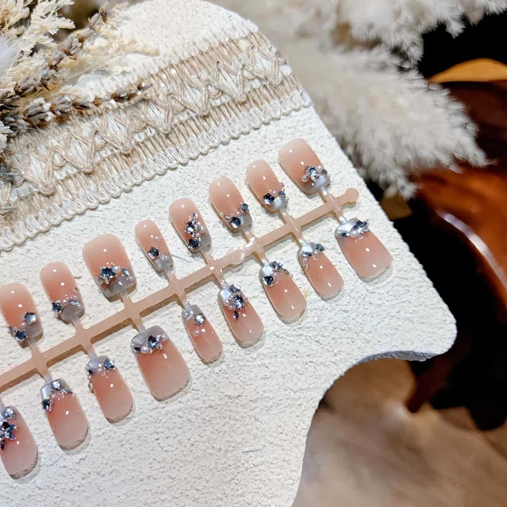 Móng Tay Giả Dán Sẵn Đầu Móng Xanh Dương Kết Hợp Ngọc Trai Và Đá Rhinestone
