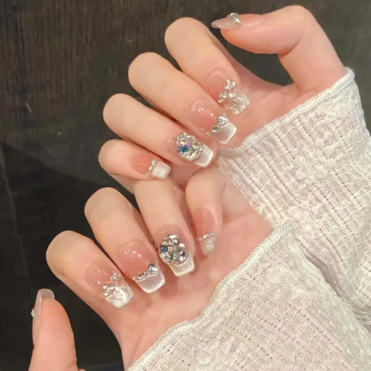Móng Tay Dán Sẵn Hoa Hồng Nhũ Dạng Quan Tài Ngắn Đính Đá Quý