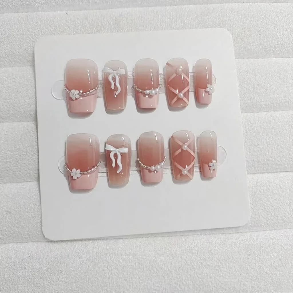 Móng tay giả French tip hồng, dáng vuông ngắn, họa tiết dây xích và nơ