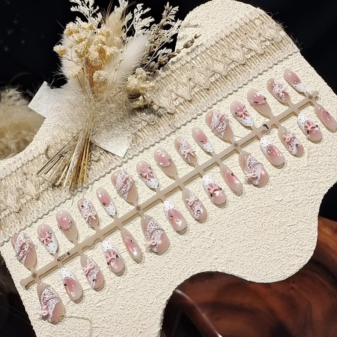 Móng Tay Giả Satin Hồng Mắt Mèo Kèm Nơ Và Đá Rhinestone