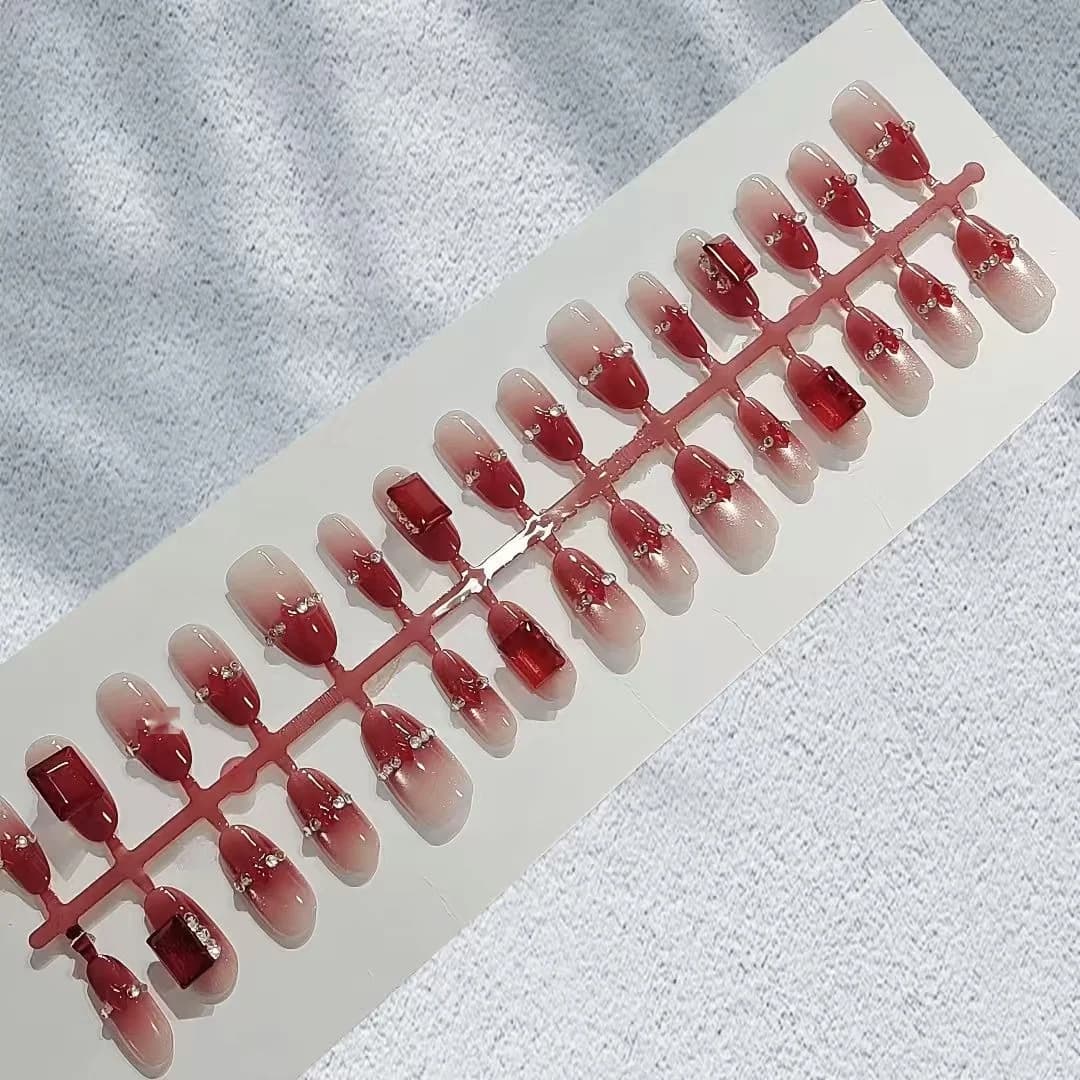 Móng Tay Giả Mắt Mèo Đỏ Đính Đá Oval Vừa 30 Món