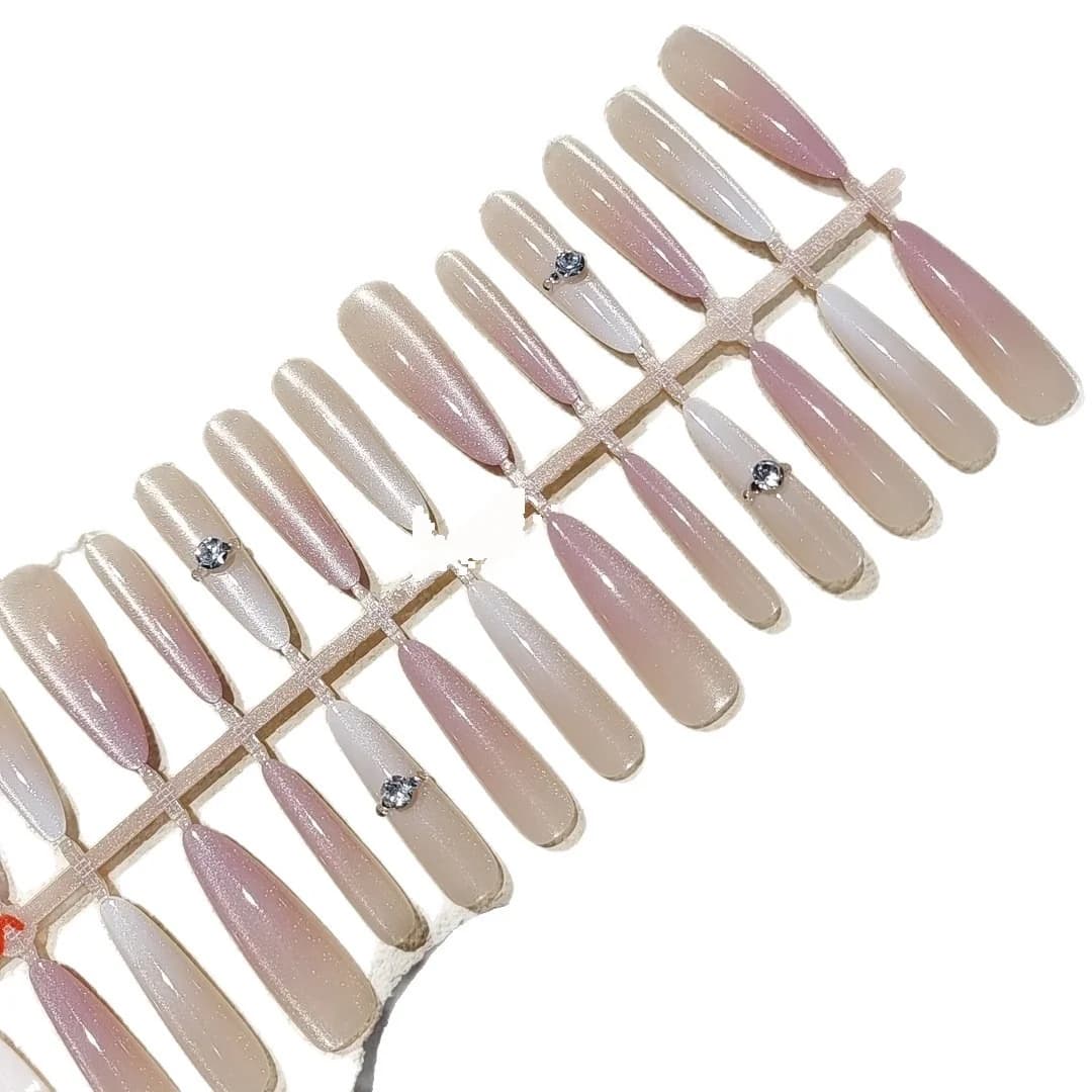 Móng tay giả đính đá kiểu mắt mèo, dáng nhọn Stiletto