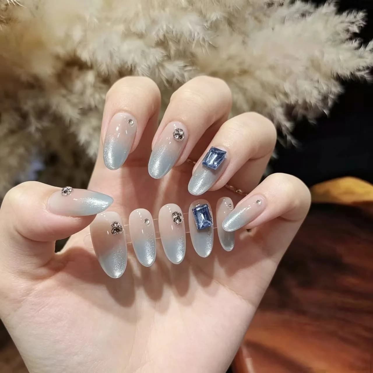 Móng Tay Dán Mắt Mèo Xanh Băng Gradient Lấp Lánh Oval Vừa