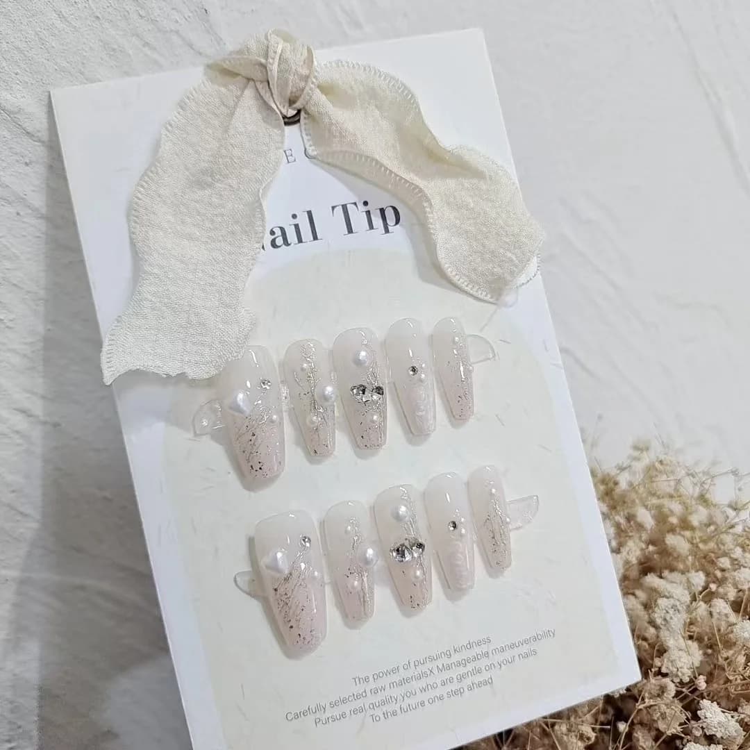 Móng tay giả đính ngọc trai và đá rhinestone, dạng thon trung bình