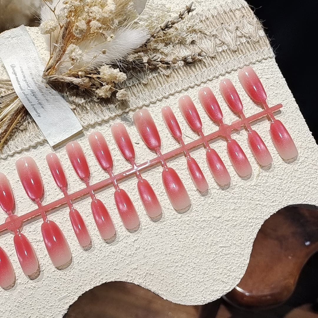 Móng Tay Giả Hiệu Ứng Mắt Mèo Ngắn Vừa Oval Nhũ Đỏ
