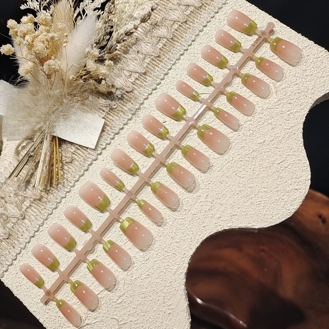 Bộ móng tay giả French tip xanh lá, hiệu ứng mắt mèo và nhũ